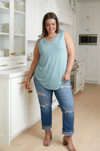 Load image into Gallery viewer, Belinda High Rise Distressed Straight Jeans